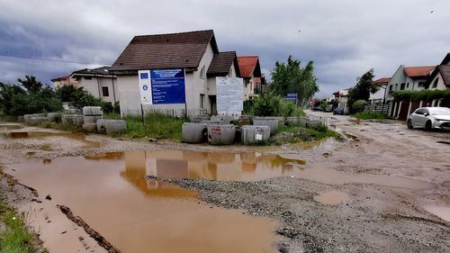 FOTO/VIDEO Cum arată după ploile din ultima perioadă cartierele construite haotic la periferia Bucureștiului: străzi inundate, neasfaltate, pline de gropi și fără sistem de canalizare