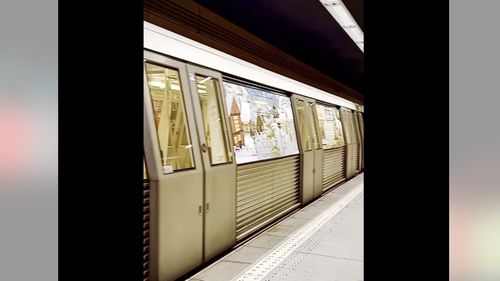 VIDEO Metrorex pune în circulație metroul lui Moș Crăciun pe Magistralele 1 și 3 / ”Magia Crăciunului poate fi întâlnită și în drumurile de zi cu zi”