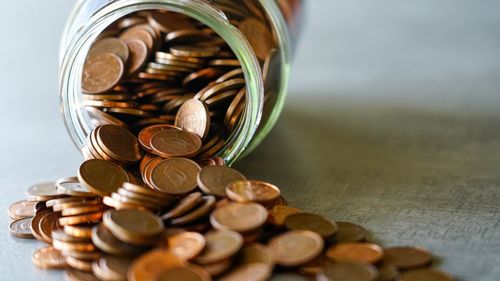 Bulgarii încearcă să scape de mărunțișul strâns de-a lungul anilor înainte de adoptarea euro și vin la magazine cu borcane pline de monede / Comercianții spun că legea le dă voie să refuze plățile făcute cu mai mult de 50 de monede