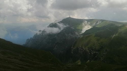 Tânăr rătăcit pe traseul Piatra Arsă - Poiana Stânii, căutat de salvamontiști: A spus că este într-o zonă cu ziduri din beton şi apă multă, am căutat azi noapte toate zonele şi nu l-am găsit