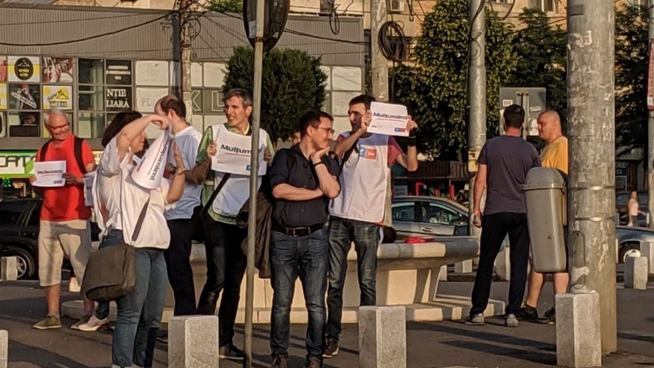 VIDEO Membrii USR și PLUS au ieșit în mai multe intersecții din Capitală pentru a le mulțumi bucureștenilor pentru vot