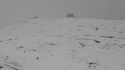 Ninge la munte, la jumătatea lunii iunie. Drumarii acţionează pentru deszăpezirea Transfăgărăşanului - VIDEO