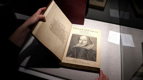 Un volum vechi din 1623, cu piesele lui Shakespeare, a fost vândut la un preț record de 9,97 milioane de dolari