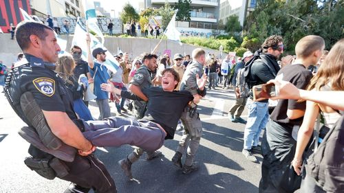 VIDEO Arestări în urma busculadelor dintre protestatari și forțele de ordine, la Tel Aviv/ Șeful Pentagonului și premierul Israelului nu au putut părăsi Aeroportul Ben Gurion/ Trei luni de revolte în Israel, din cauza încercării Guvernului Netanyahu de a acapara Justiția
