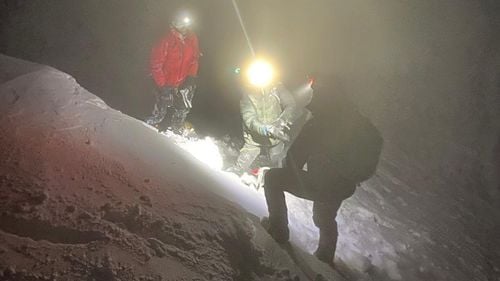 Salvamontiştii din Rânca transportă o persoană cardiacă la spital; în zonă este viscol puternic