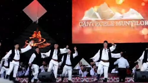 Un senior de 86 de ani dansează cu ”Veteranii Junii Sibiului” la un festival de folclor din Grecia/ La Paralia Fest sunt așteptați peste 400 de artiști din toată Uniunea Europeană