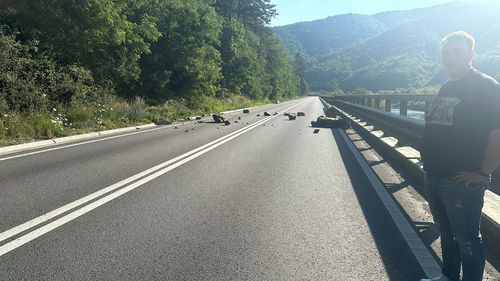 Incident pe Valea Oltului, unde sunt lucrări de defrișare pentru viitoarea autostradă: Un bolovan a căzut de pe versant și a lovit o mașină în trafic