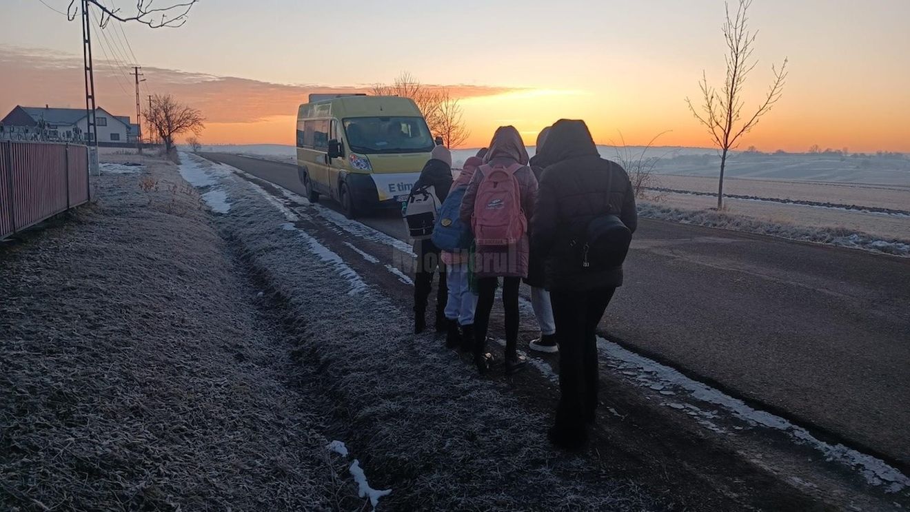 Primarul și viceprimarul dintr-o comună din Suceava duc copiii la școală cu autobuzul / Șoferul angajat pentru asta a rămas fără carnet după ce a fost prins băut la volan / Elev: ”Vicele se pricepe, primarul nu prea”
