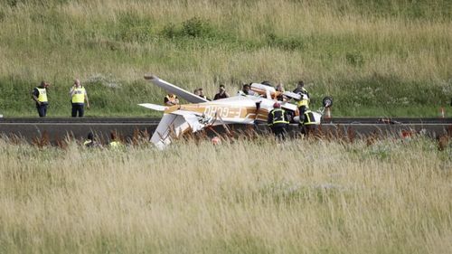 Trei morți în urma prăbușirii unui avion de mici dimensiuni, pe o autostradă din Franța