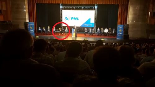 VIDEO Senatorul Roberta Anastase a căzut de pe scaun la conferința județeană de alegeri a PNL Prahova