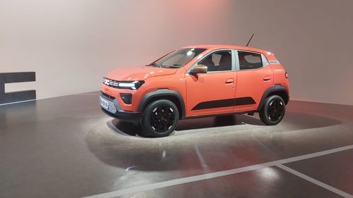 Dacia Spring la preț de scuter, în Italia: 3.900 de euro / Mașina costă 17.900 de euro, dar 11.000 de euro este valoarea EcoBonus, o subvenție de la stat / Plus alți 3.000 de euro, o promoție Dacia