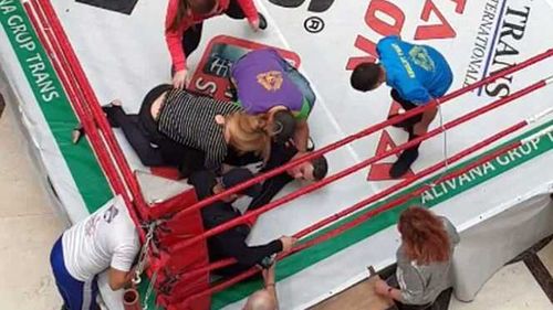 VIDEO Viralul zilei pe Facebook: Mircea Badea făcut KO în cinci secunde de Tedi motociclistul/ Badea: Un lucru e sigur, nu sunt fricos. Altfel, totul OK/ Tedi: Artele marțiale înseamnă multă muncă, disciplină, respect, nu vorbă multă și aroganță