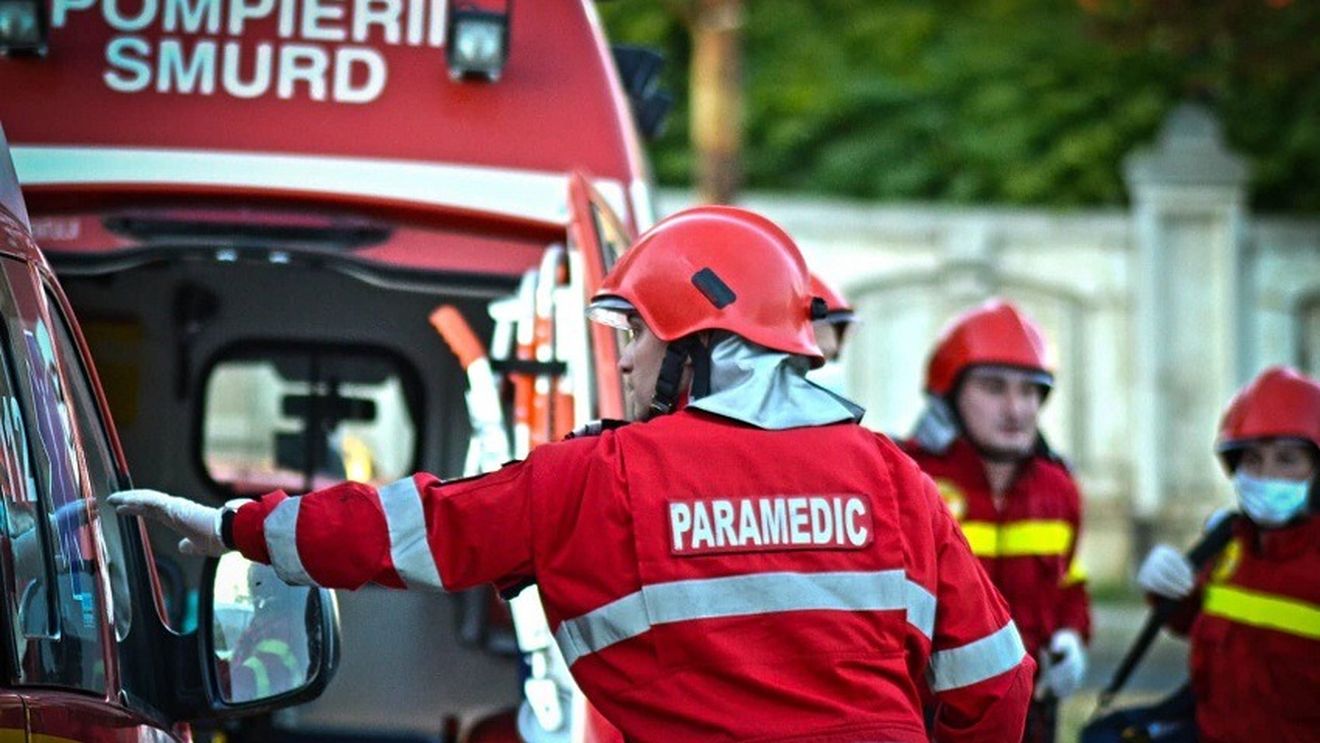 Un pieton a fost lovit de o autospecială SMURD într-o intersecție
