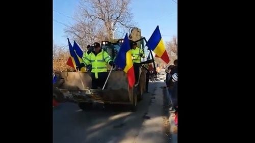 VIDEO Parada de 1 Decembrie cu mașini de gunoi și un excavator în satul buzoian Cislău