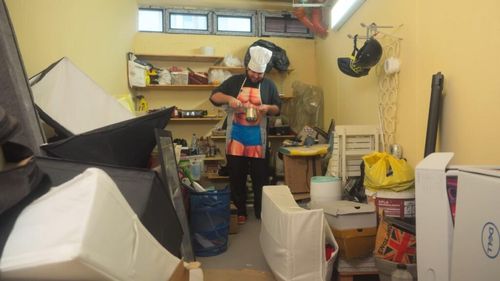 "Bucătăria din garajul bunicului": Cum a deschis un youtuber un "restaurant fake", deși un ordin al Protecției Consumatorului obligă operatorii economici să treacă în dreptul numelui de pe aplicațiile de food delivery toate autorizațiile pe care le dețin