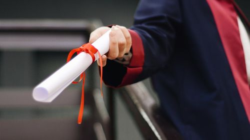 Studenții, elevii, profesorii și alți tineri europeni vor putea merge din nou cu Erasmus în Marea Britanie. Țara revine în program din 2027, anunță Roxana Mînzatu