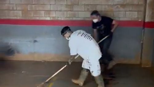 VIDEO Va lipsi de la următorul meci al Osasunei pentru că ajută la îndepărtarea noroiului lăsat de inundațiile devastatoare din Valencia