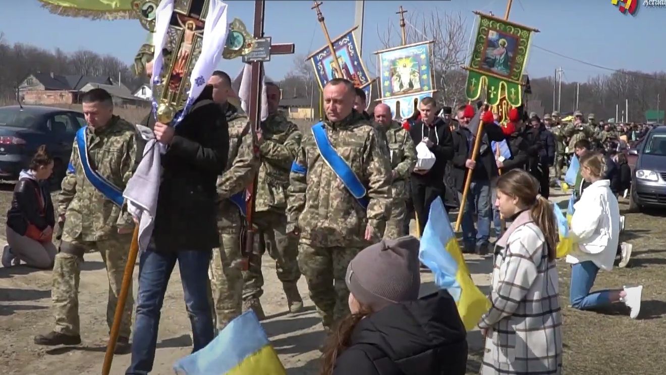 REPORTAJ Ucrainenii așteaptă în genunchi cortegiile funerare ale militarilor uciși în război (video)