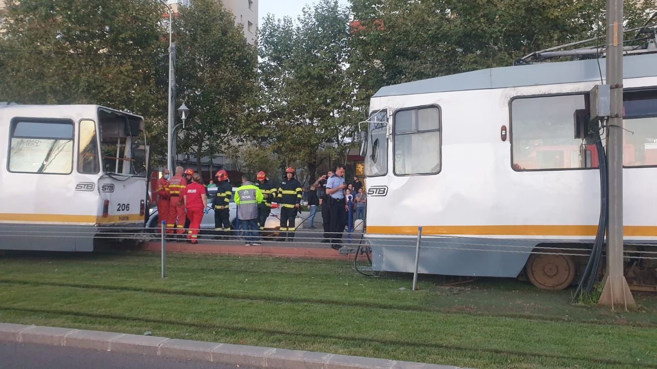 București: Două tramvaie s-au ciocnit în Soseaua Giurgiului, statia Cimitirul Evreiesc / Trei persoane au avut nevoie de îngrijiri medicale