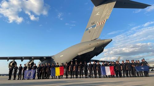 Pompierii români s-au îmbarcat în aeronava militară C-17 care a pornit spre Franța pentru a oferi sprijin în operațiunile de stingere a incendiilor