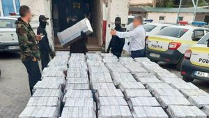 Mașini cu plăcuțe de înmatriculare care se schimbă în mers, pentru a deruta poliția / Contrabandiştii de ţigări din Suceava folosesc metode inedite pentru a scăpa de forțele de ordine / 39 de percheziții în trei județe într-un dosar de contrabandă