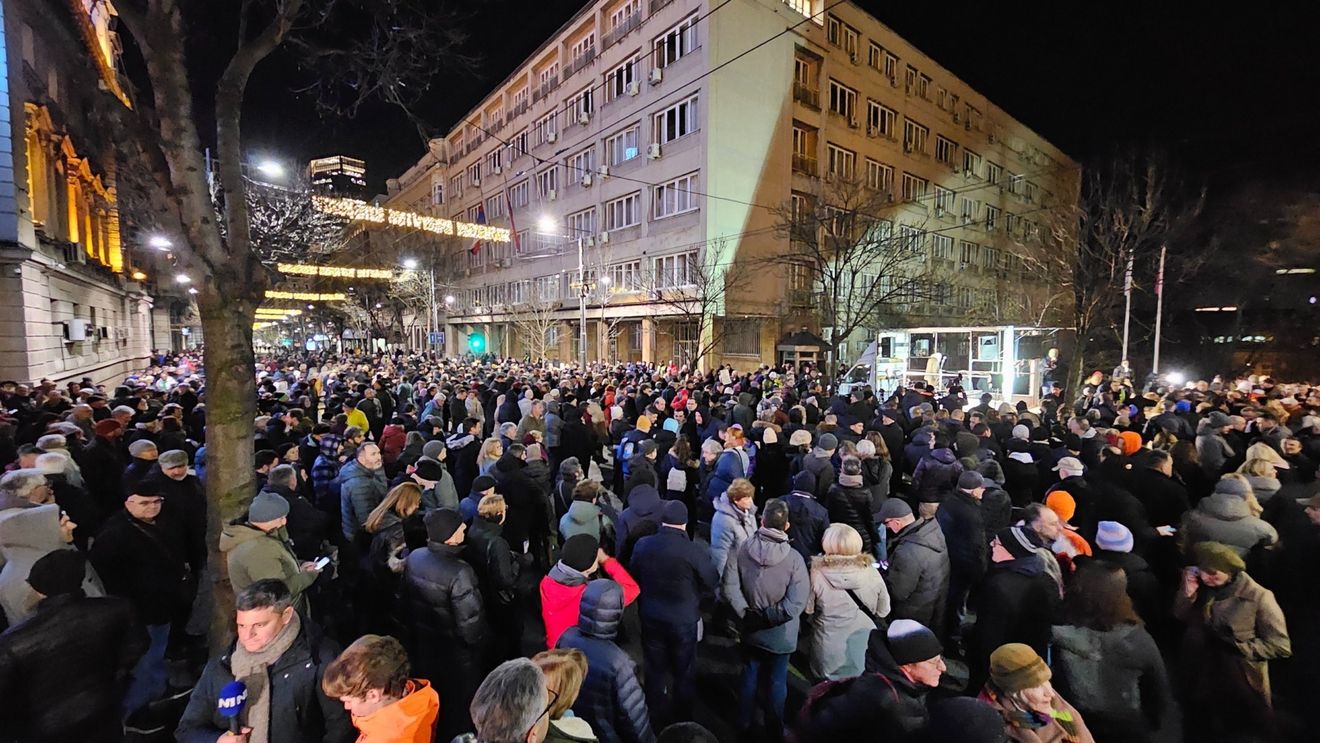 Serbia: Mii de susținători ai opoziției au protestat marți seara în capitala Belgrad și au cerut anularea alegerilor de luna trecută