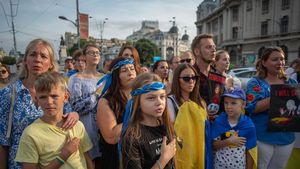 VIDEO Peste 100 de ucraineni, adulţi şi copii, s-au adunat în Piaţa Universităţii pentru a sărbători Ziua Independenţei Ucrainei
