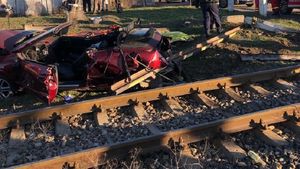 O maşină în care se aflau o femeie și un copil a fost lovită de tren, ambii rămânând încarceraţi/ Victimele au ajuns la spital