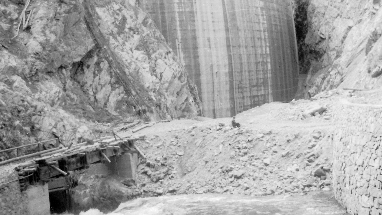 FOTO Vidraru, barajul început de Gheorghiu Dej și inaugurat de Ceaușescu / Imagini de acum aproape 60 de ani, de la construcția hidrocentralei / Apa de aici trebuia să irige 100 de mii de hectare de teren, să dezvolte turismul și să dea apă de băut bucureștenilor