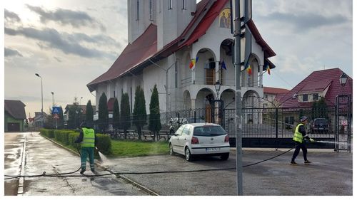 În Braşov au început să fie spălate străzile şi trotuarele. Primarul Allen Coliban: „O premieră pentru orașul nostru, din păcate”