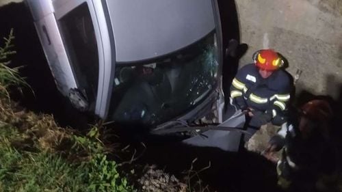 Autoturism găsit căzut în albia unui pârâu din Piatra-Neamţ / Nu a fost găsită nicio persoană