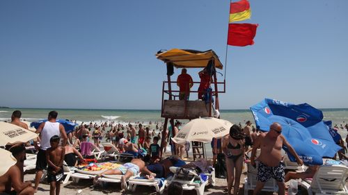 Sfaturile salvamarului Vasile Borteş, de 17 ani pe litoral: „Domnilor, şi David Popovici ar avea probleme mari pe cod roşu! Au decedat şi campioni olimpici. Sunt prea mulţi inconştienţi, sunt needucați, nu ascultă şi mor înecaţi”