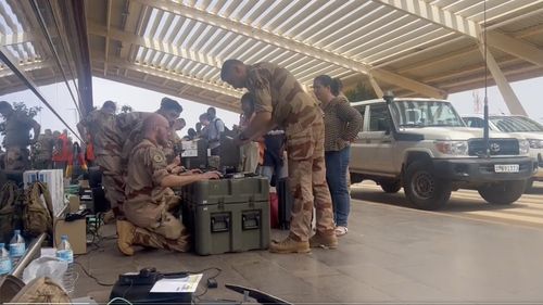 MAE continuă evacuarea cetățenilor români din Republica Niger afectată de violențe / Patru români așteaptă să plece din această țară