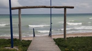 Aproximativ 35.000 de turişti sunt aşteptaţi să sosească pe litoral în minivacanţa de Paşte şi 1 Mai/ Cluburile vor fi închise, iar circulaţia după ora 22 nu va fi permisă