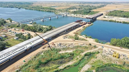 VIDEO Cum arată cel mai mare şantier de autostradă din România. Pe lotul doi al Drumului Expres Craiova – Piteşti lucrează 1.700 de drumari cu sute de utilaje