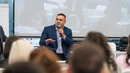 ANALIZĂ Cazul antreprenorului Adrian Dragomir, fondatorul Termene.ro. Cum a fost condamnat pentru activități ilegale cu date de carduri, și-a schimbat numele și a lansat o platformă pentru antreprenori. Ce spun specialiștii în drept și în etica de afaceri