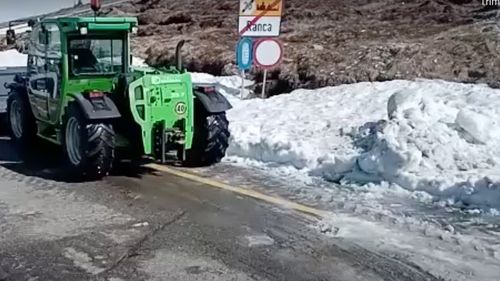 VIDEO Bucăţi de stânci, prăbuşite pe Transalpina. Șoseaua rămâne închisă