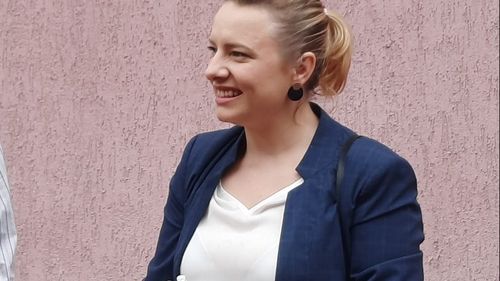 VIDEO Andreea Oprea, tânăra mamă din București care a convins autoritățile să construiască un loc de joacă pentru copii în cartierul ei. Spațiul poartă acum numele „Emma”, după fiica ei