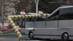 Pasagerii aflaţi în autocarul implicat în accidentul din Pasajul Unirii au dat în judecată agenţia de turism / Este prima plângere depusă de cei 24 de turişti din Larissa care au plecat într-o excursie de Crăciun