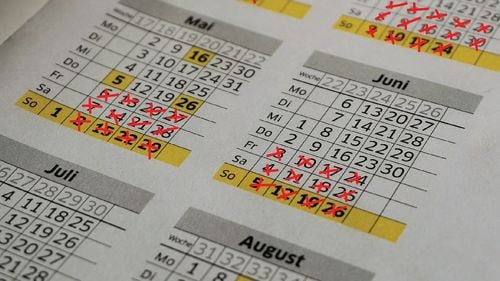 Analiză: Legea permite implementarea săptămânii de muncă de patru zile în România / ”Printre soluţiile în discuţie este săptămâna de muncă de patru zile, cu menţinerea drepturilor salariale”