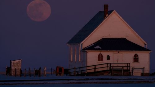 „Luna Roz” strălucește în acest weekend. Care este momentul ideal pentru a putea fi observată