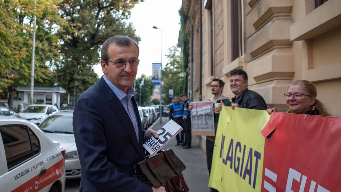 FOTO A treia zi de proteste în fața Ministerului Educației. Decanul Cristian Preda și-a șters numele de pe cartea sa și l-a trecut ca autor pe Sorin Cîmpeanu