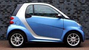 Directivă Uniunea Europeană: Minim 18% din mașinile achiziționate de autoritățile publice din România până în 2025 trebuie să fie automobile electrice/ Proiect de lege inițiat concomitent de Tăriceanu: Cota stabilită de președintele Senatului este de minim 10%