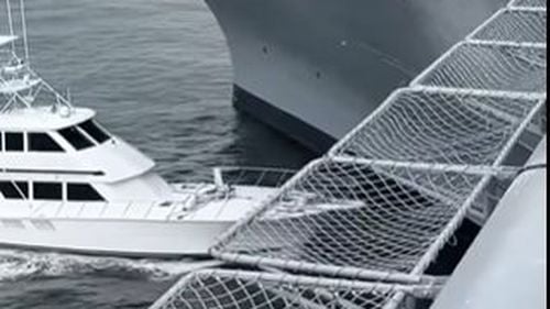 VIDEO Căpitanul beat al unui iaht privat, arestat de Paza de Coastă americană după ce a lovit portavionul muzeu USS Midway, în portul San Diego / Pagubele sunt estimate la 100.000 de dolari