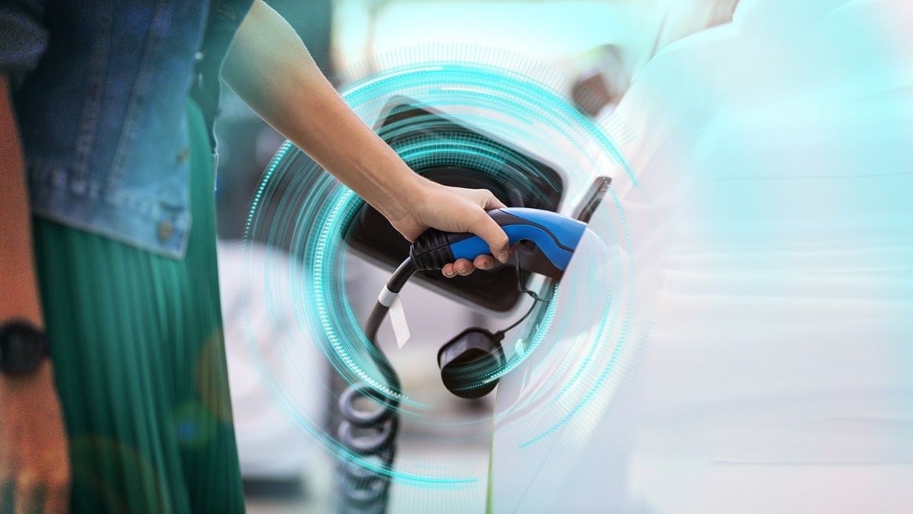 Vânzările mașinilor electrice vor fi accelerate de scăderea prețurilor bateriilor (raport)