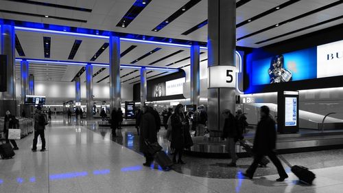 Bărbat arestat în legătură cu atacul cibernetic de la Heathrow / Sute de zboruri au fost întârziate după ce software-ul de înregistrare a bagajelor și de check-in utilizat de mai multe companii aeriene s-a defectat