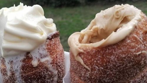 Trdelník: Mâncarea cehă care nu este cehă / A apărut într-o carte de bucate din Transilvania, apoi a luat-o spre spre vest către Ungaria, unde astăzi se numește kürtöskalács / Chiar și un vagabond a strigat la noi: «Este din România!