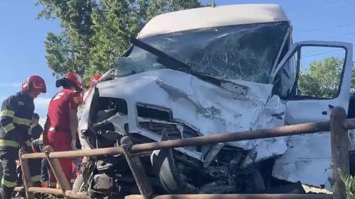 Accident rutier în Tulcea între un microbuz şi o maşină de teren, cu nouă persoane implicate / Şapte victime au fost evaluate medical şi vor fi transportate la spital
