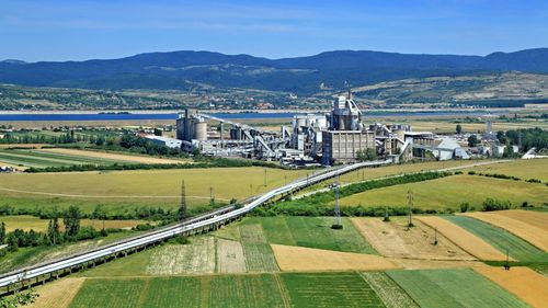 Digitalizare în industria cimentului din România. Schneider va oferi mentenanță predictivă pentru motoarele electrice ale Holcim, cu ajutorul inteligenței artificiale și al algoritmilor de machine learning