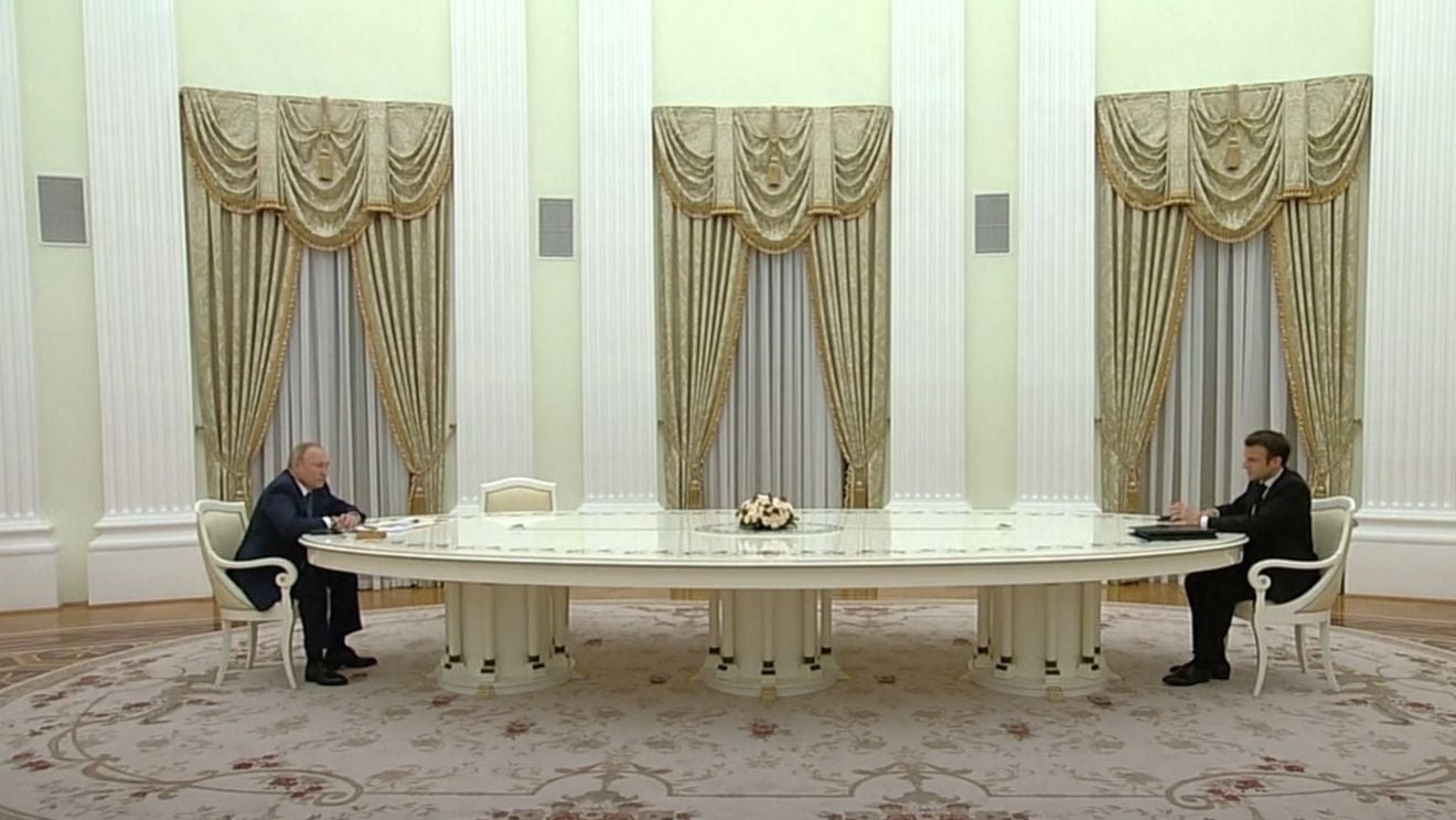 Cât a costat imensa masă la care Vladimir Putin i-a ținut la distanță pe Emmanuel Macron și Olaf Scholz